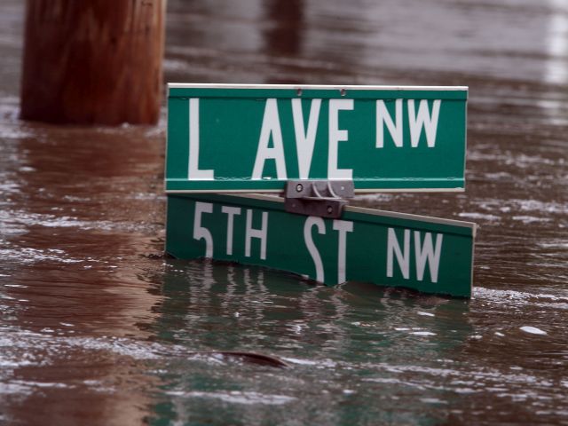 Наводнения в Небраске и Айове: есть жертвы, затоплена база ВВС США