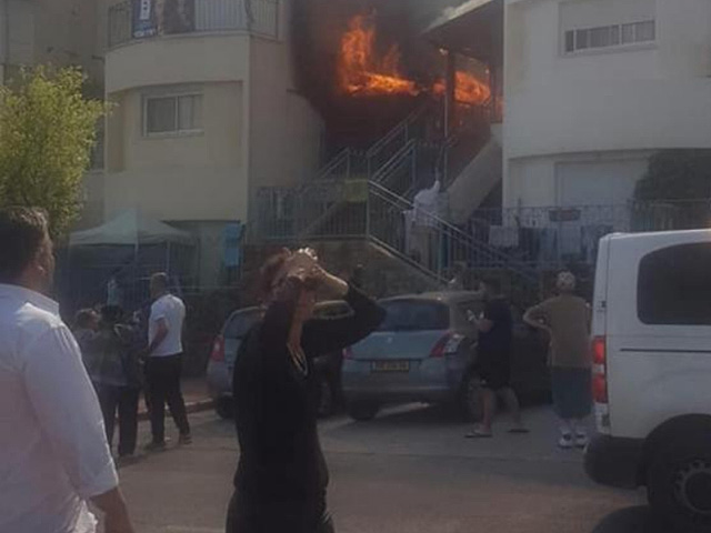 Полицейские спасли мужчину во время пожара в Кирьят-Шмоне