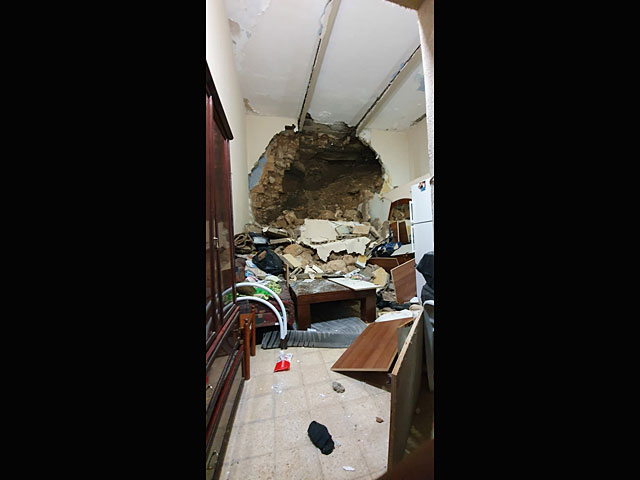 В Нацерете рухнули стена и потолок в квартире стариков