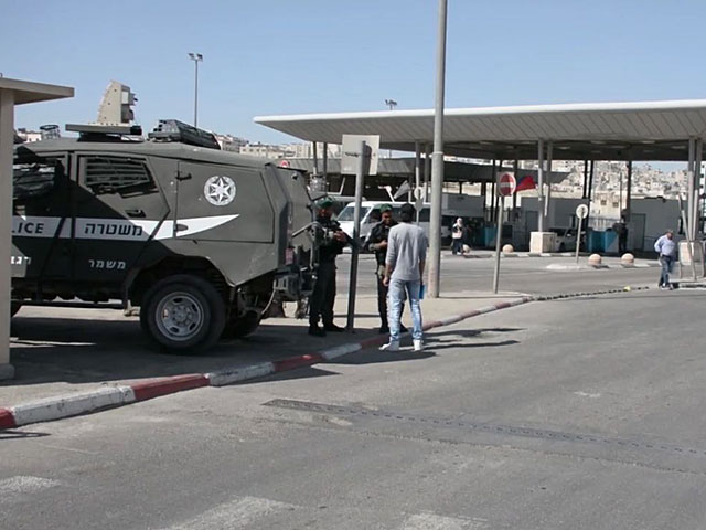 Палестинские источники: в результате столкновений на КПП "Каландия" ранены двое арабов