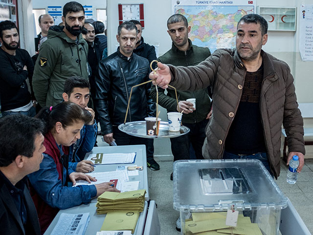 В Стамбуле, где победил противник Эрдогана, назначен пересчет голосов  