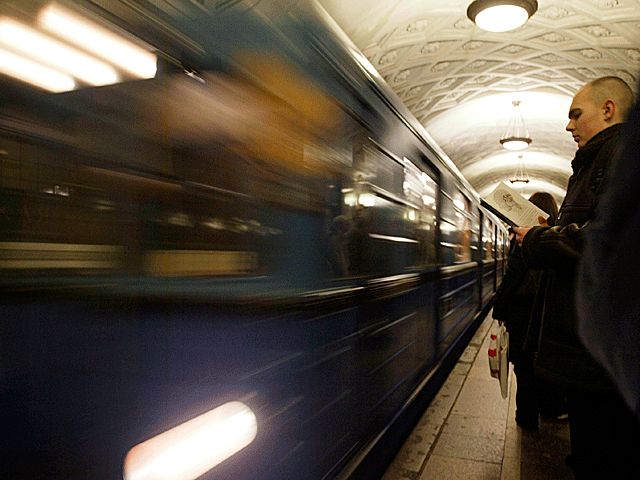Пассажир московского метро упал на рельсы во время разговора по телефону