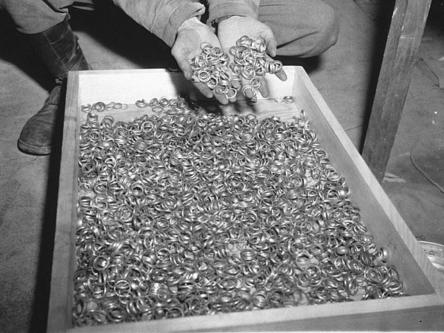 Золото, которое в форме украшений изымали у убитых жертв Холокоста
