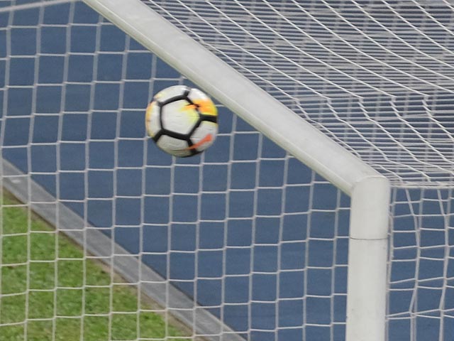 Игрок "Зенита" Максим Левин забил гол в свои ворота ударом с 30 метров