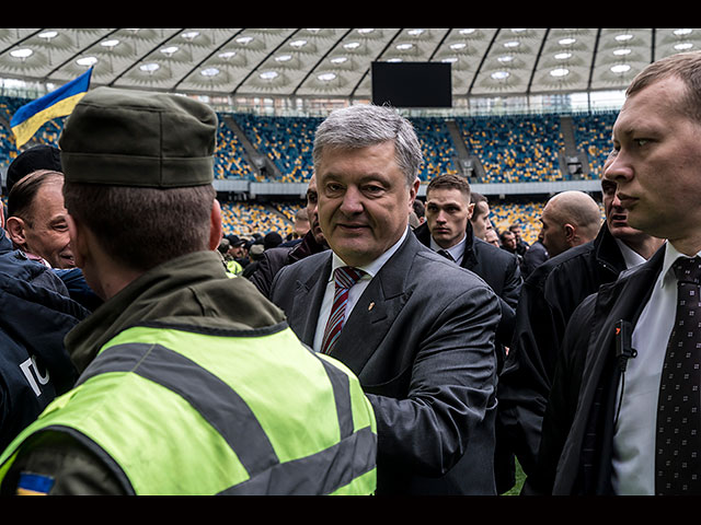 "Дебаты" Порошенко: один на один с собой. Фоторепортаж из Киева