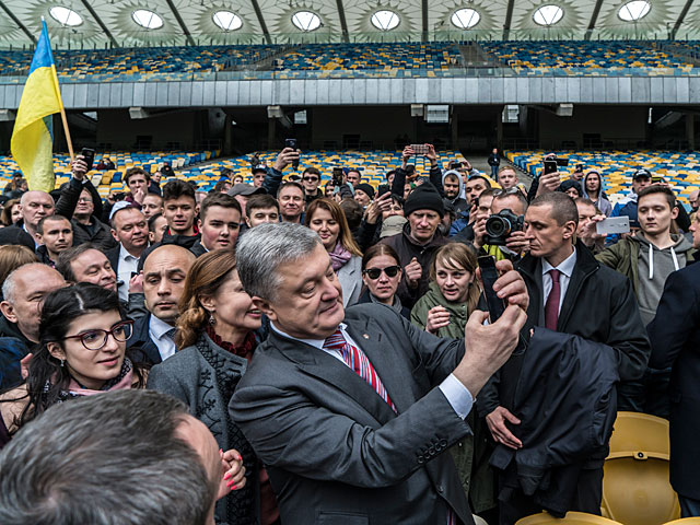 "Дебаты" Порошенко: один на один с собой. Фоторепортаж из Киева