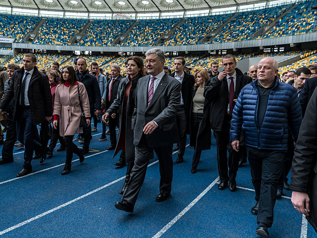 "Дебаты" Порошенко: один на один с собой. Фоторепортаж из Киева