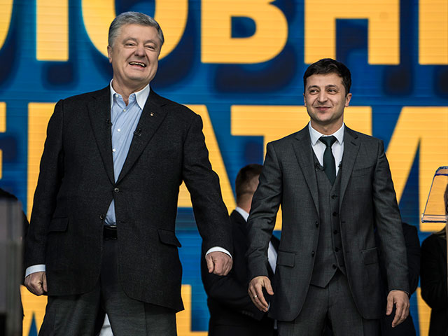 Петр Порошенко и  Владимир Зеленский на дебатах в Киеве, 19 апреля 2019 года