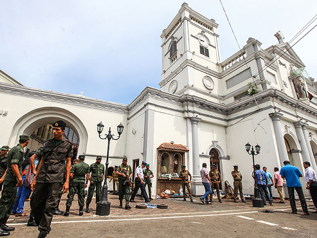 На месте теракта в Коломбо, 21 апреля 2019 года