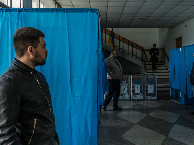 На избирательном участке в Киеве, 21 апреля 2019 года