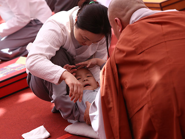     Посвящение в монахи: юные корейцы принимают буддизм