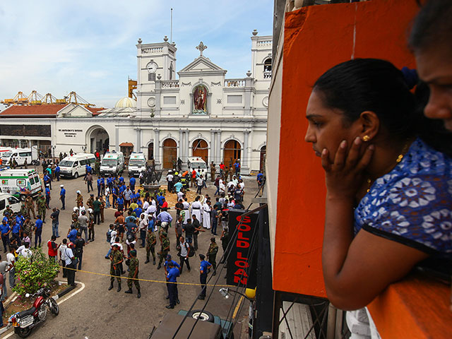 На месте теракта в Коломбо, 21 апреля 2019 года   