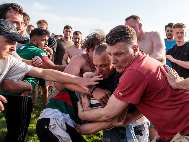 Пасхальный понедельник: опасная схватка за пиво с пирогом