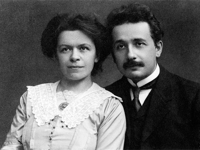 Альберт Эйнштейн с супругой 	в 1912 году  