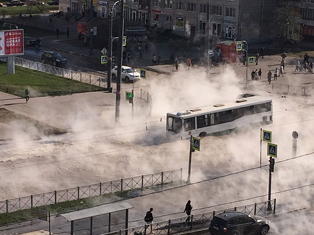 В Санкт-Петербурге автобус с пассажирами провалился в яму 