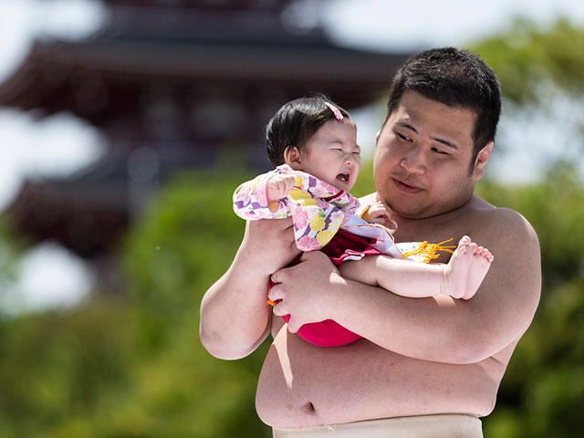 "Наки сумо": поединок плачущих младенцев в японском храме  