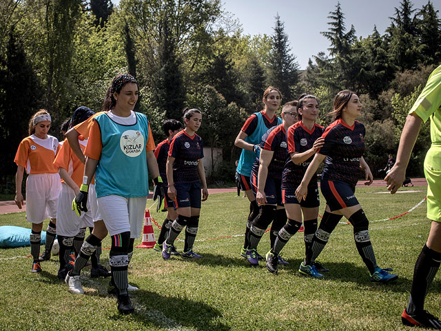 Футболистки Сирии, Ирана и Турции: женский "матч свободы" в Стамбуле