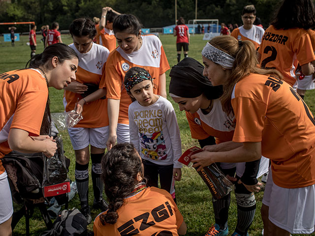 Футболистки Сирии, Ирана и Турции: женский "матч свободы" в Стамбуле