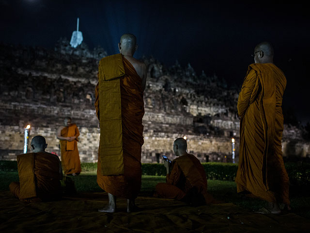Весак: чествование Будды в Индонезии