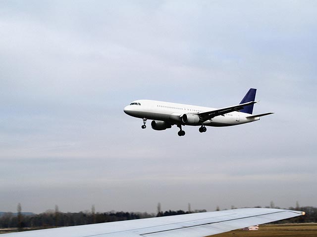 Суперджет "Аэрофлота", летевший в Москву, вернулся в Ульяновск: пассажиры в страхе  