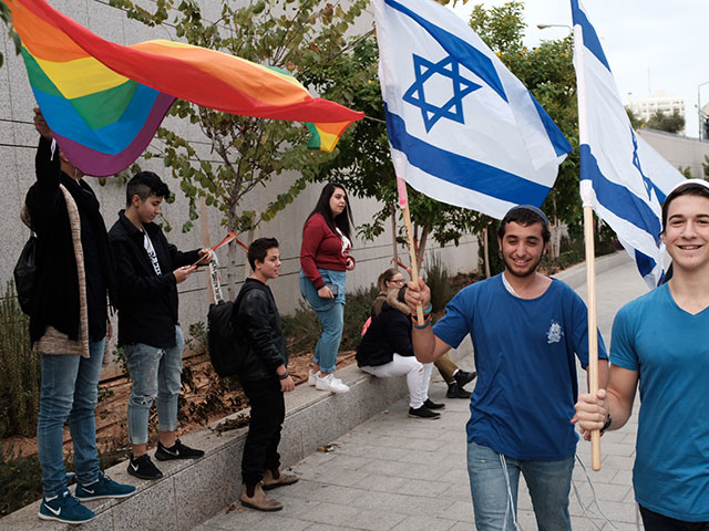  57,5%, считают, что израильское общество в избыточной степени проявляет терпимость к ЛГБТ-сообществу
