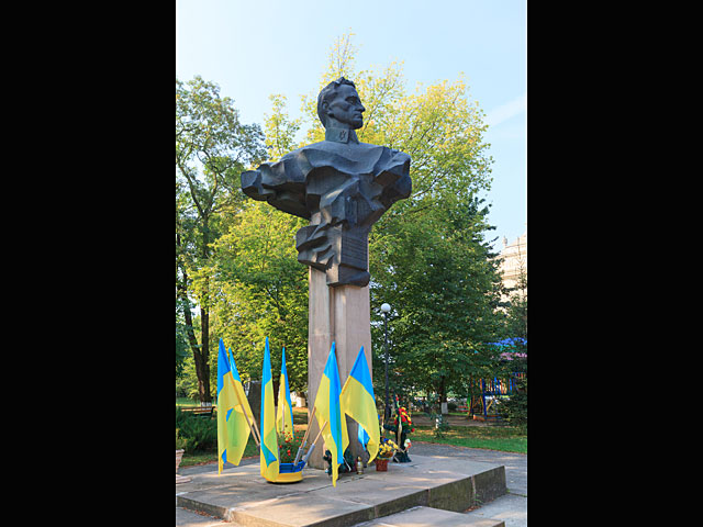 Памятник Шухевичу в Краковце, Украина