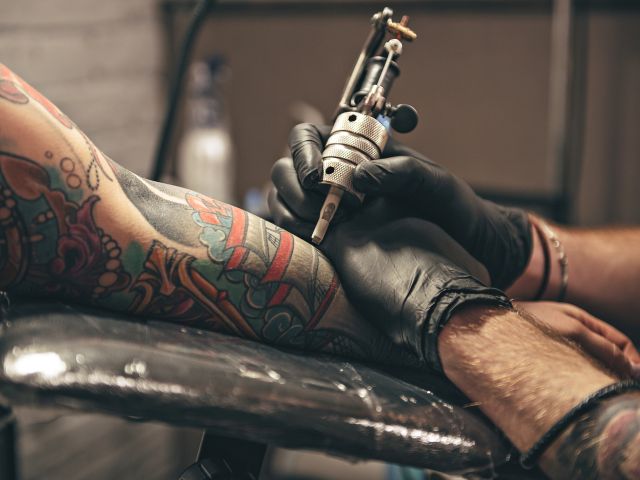Мнение ученых: татуировки являются рискованным украшением тела