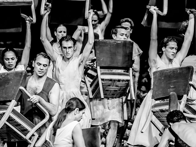 "Гвоздики" Театра танца Пины Бауш в Тель-Авиве   