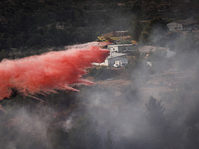 Серия пожаров произошла на севере Израиля. В тушении огня участвует пожарная авиация