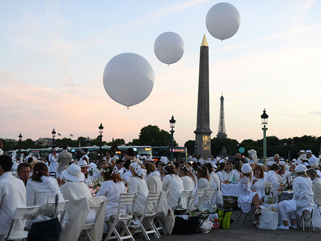 Белый ужин на фоне Лувра