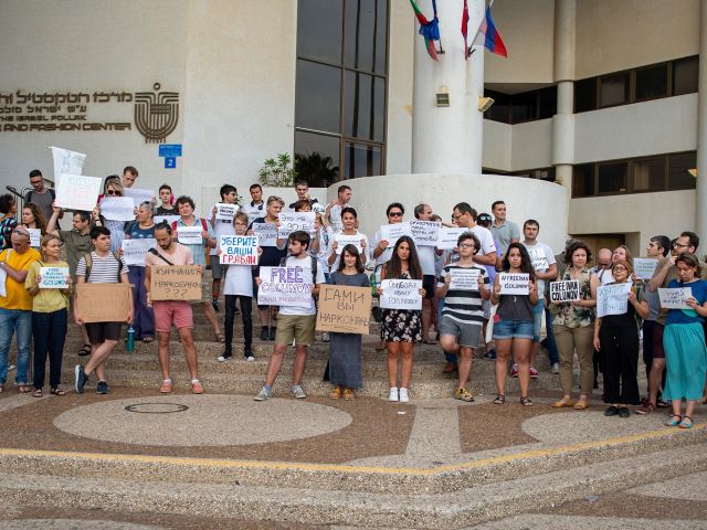 В Тель-Авиве проходит пикет в поддержку журналиста Ивана Голунова  