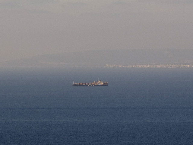 Грузовое судно около побережья Хайфы (иллюстрация)