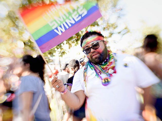 В Лос-Анджелесе прошел масштабный "парад гордости"