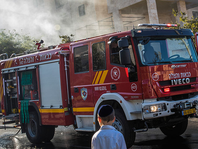 Пожар в Иерусалиме, перекрыта улица Бейт а-Дфус   