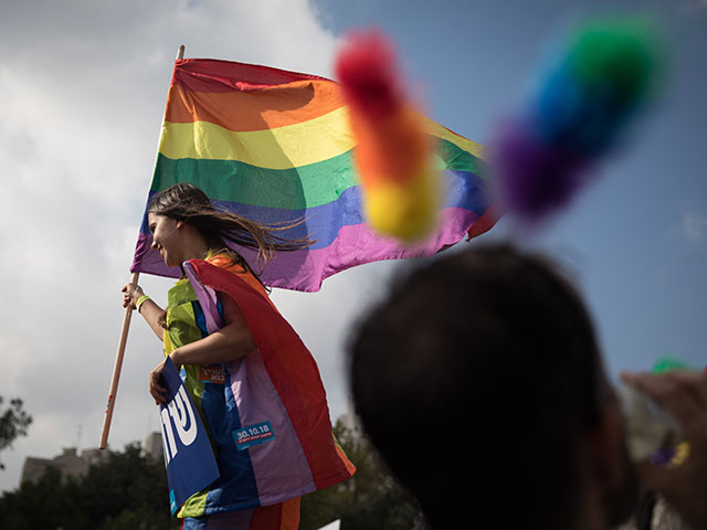 Муниципалитет Тель-Авива раздает школам города флаги общины ЛГБТ без ведома минпроса  