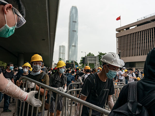Многотысячные демонстрации в Гонконге