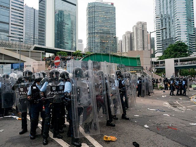 Многотысячные демонстрации в Гонконге