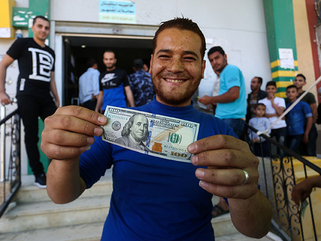 Спецпосланник Катара привез деньги в сектор Газы
