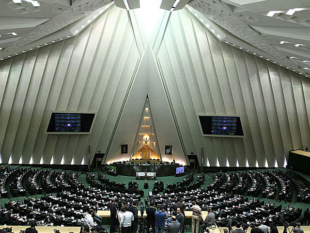 Воинственную речь вице-спикера иранский парламент встретил криками "Смерть Америке!"