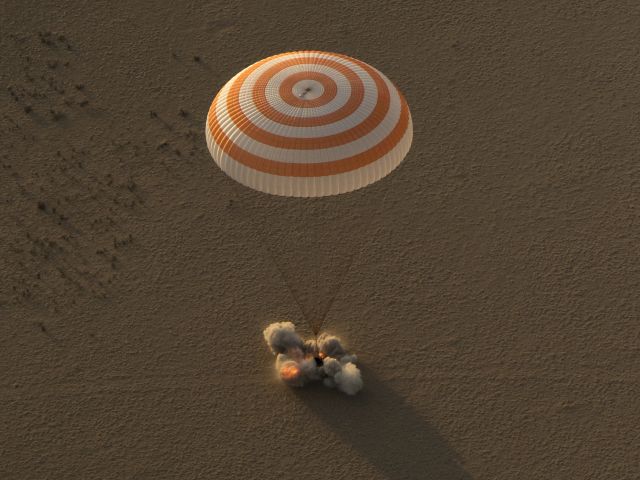 Международный экипаж МКС вернулся на Землю