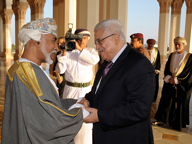 Махмуд Аббас в Омане в 2010 году