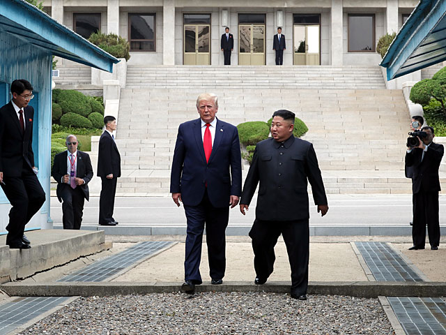 Дональд Трамп первым подошел к военно-демаркационной линии, затем к нему вышел Ким Чен Ын