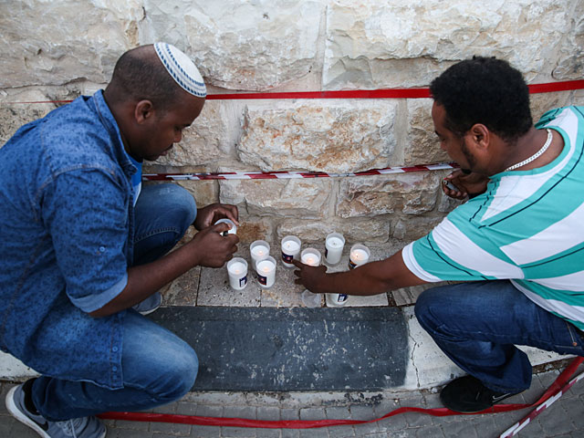 Участники протеста зажгли свечи в память о Соломоне Така на месте его гибели