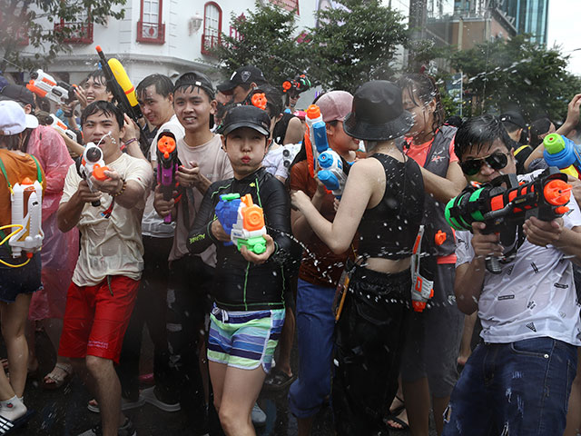 Фестиваль водяного оружия в Сеуле