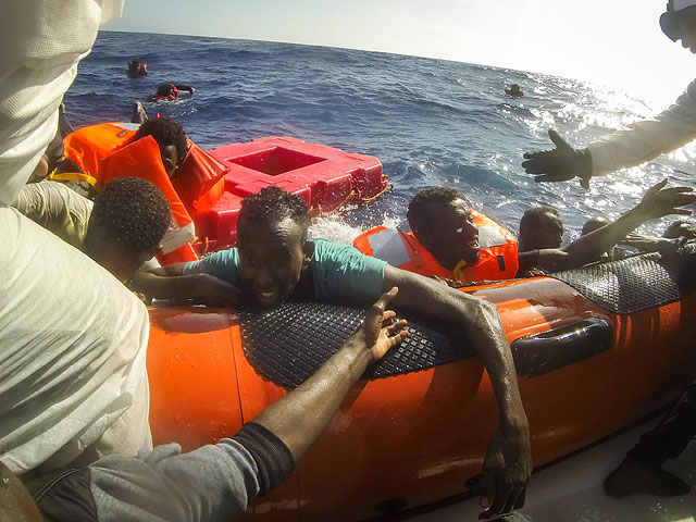 У берегов Туниса перевернулось судно с мигрантами: есть жертвы 