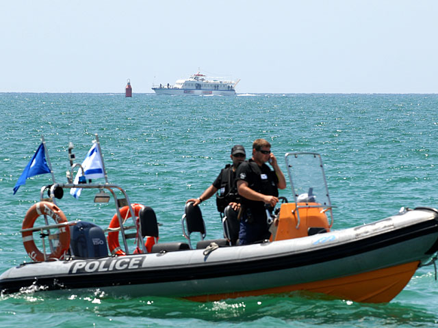 Сотрудники морской полиции спасли рыбаков, лодка которых перевернулась вдали от берега