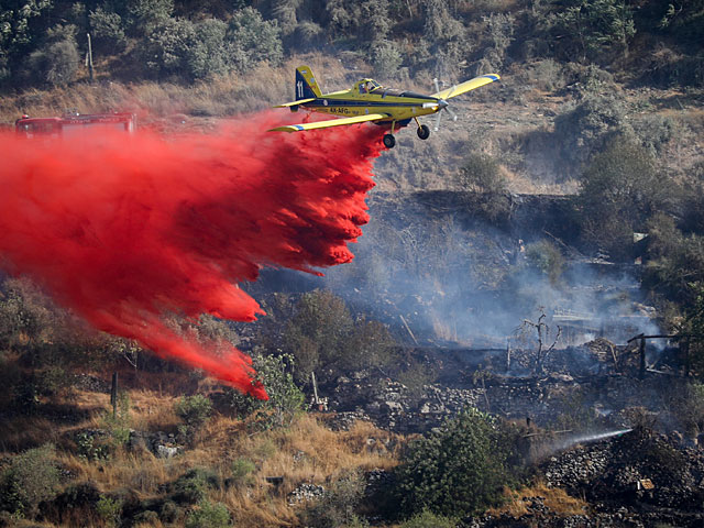 Пожар на въезде в Иерусалим: с огнем борются пожарные расчеты и самолеты спецавиации