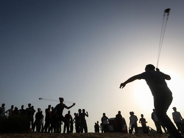 "Марш" на границе Газы; причинен ущерб армейскому джипу