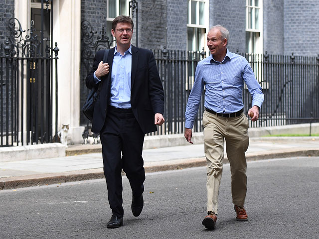Члены парламента Великобритании Грег Кларк и Дэвид Лидингтон перед встречей по Иранскому кризису. Лондон, 20 июля 2019