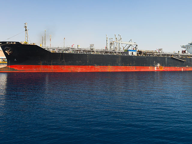 Брошенный танкер угрожает экологической катастрофой в Красном море